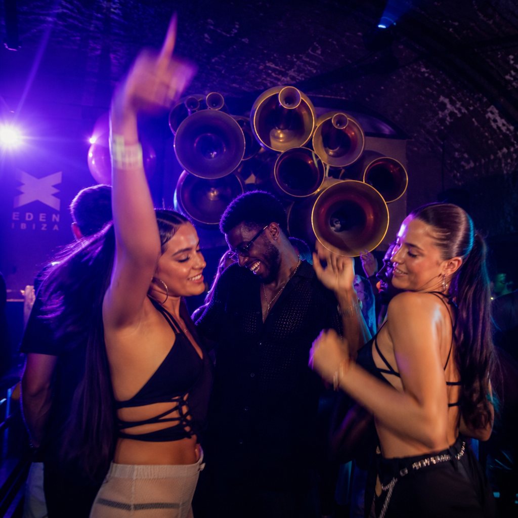 La Magia Detrás de las Noches Temáticas de los Clubs de Ibiza